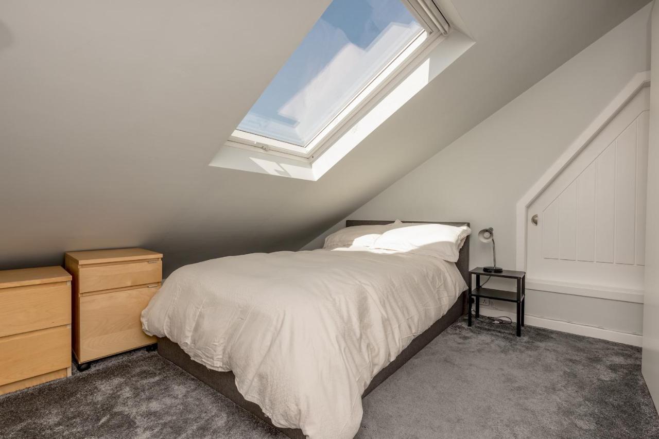 Pass The Keys Stunning 3 Bed Loft Style Apt With Free Parking EDI Exterior foto