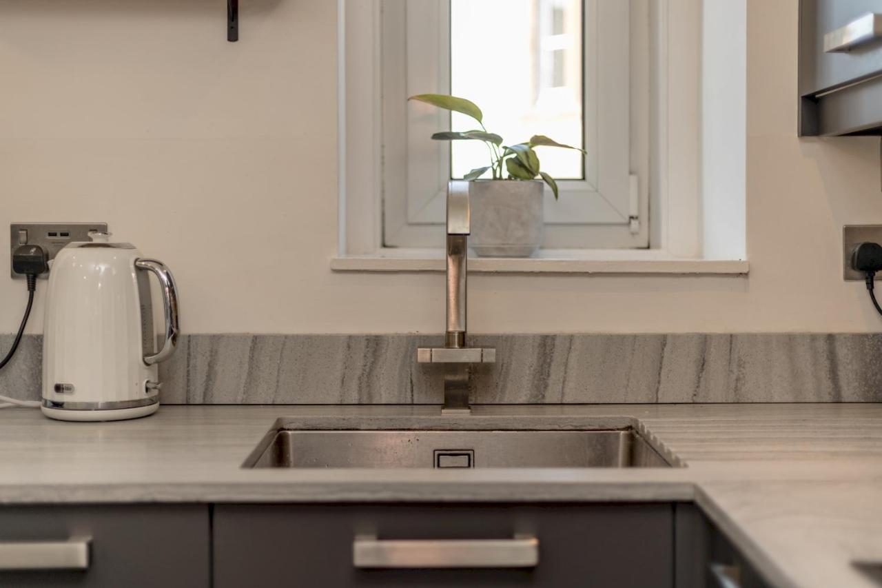 Pass The Keys Stunning 3 Bed Loft Style Apt With Free Parking EDI Exterior foto